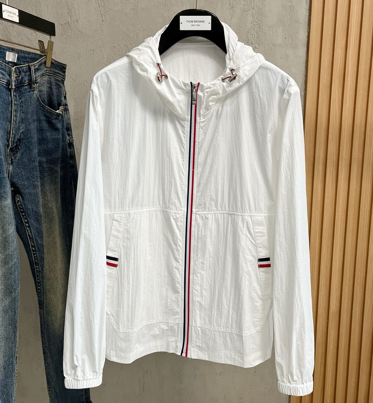 [홍콩명품.THOM BROWNE ] 톰 브라운 2025 남성용 바람막이 자켓 TB1212 PD 홍콩명품의류,구매대행,온라인명품