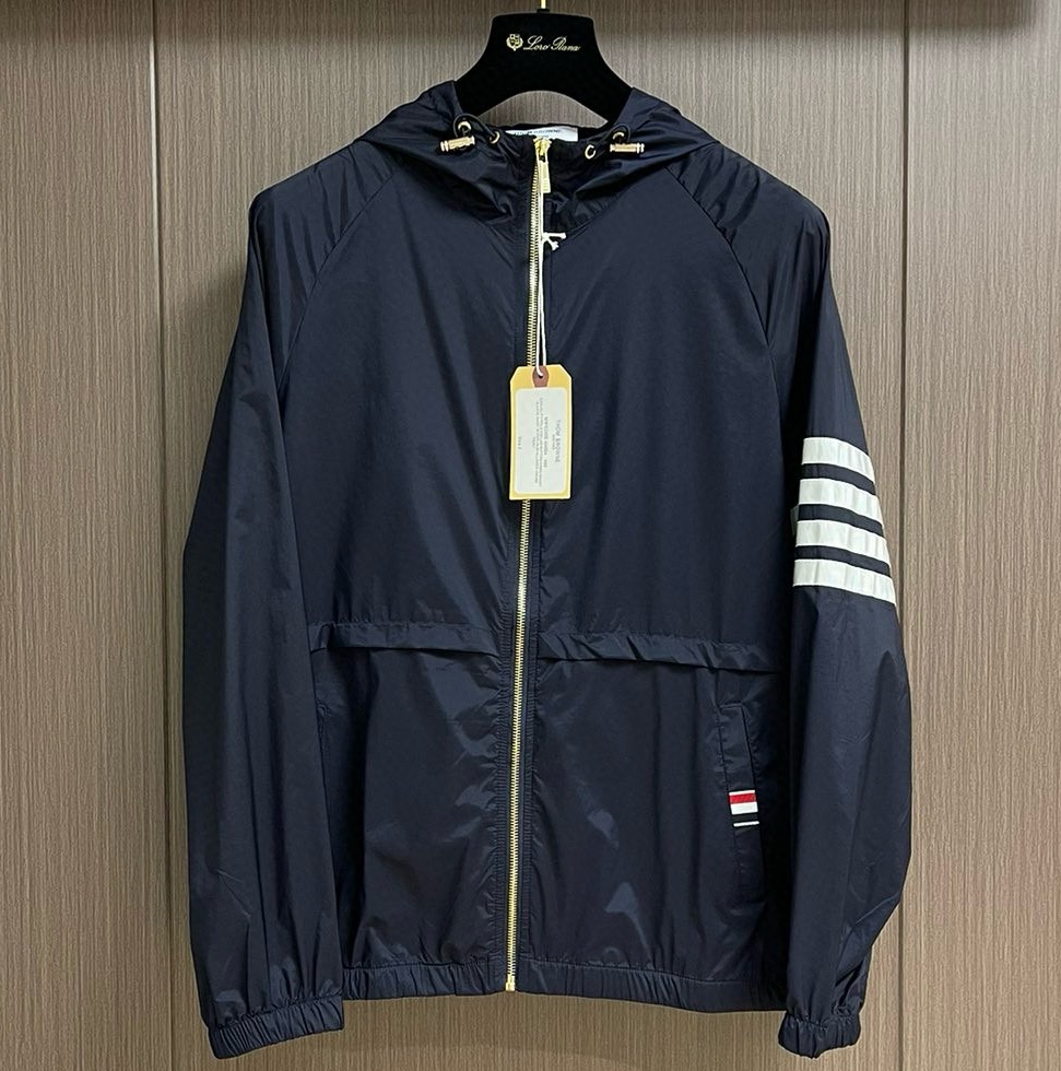 [홍콩명품.THOM BROWNE ] 톰 브라운 2025 남성용 바람막이 자켓 TB1214 PD 홍콩명품의류,구매대행,온라인명품