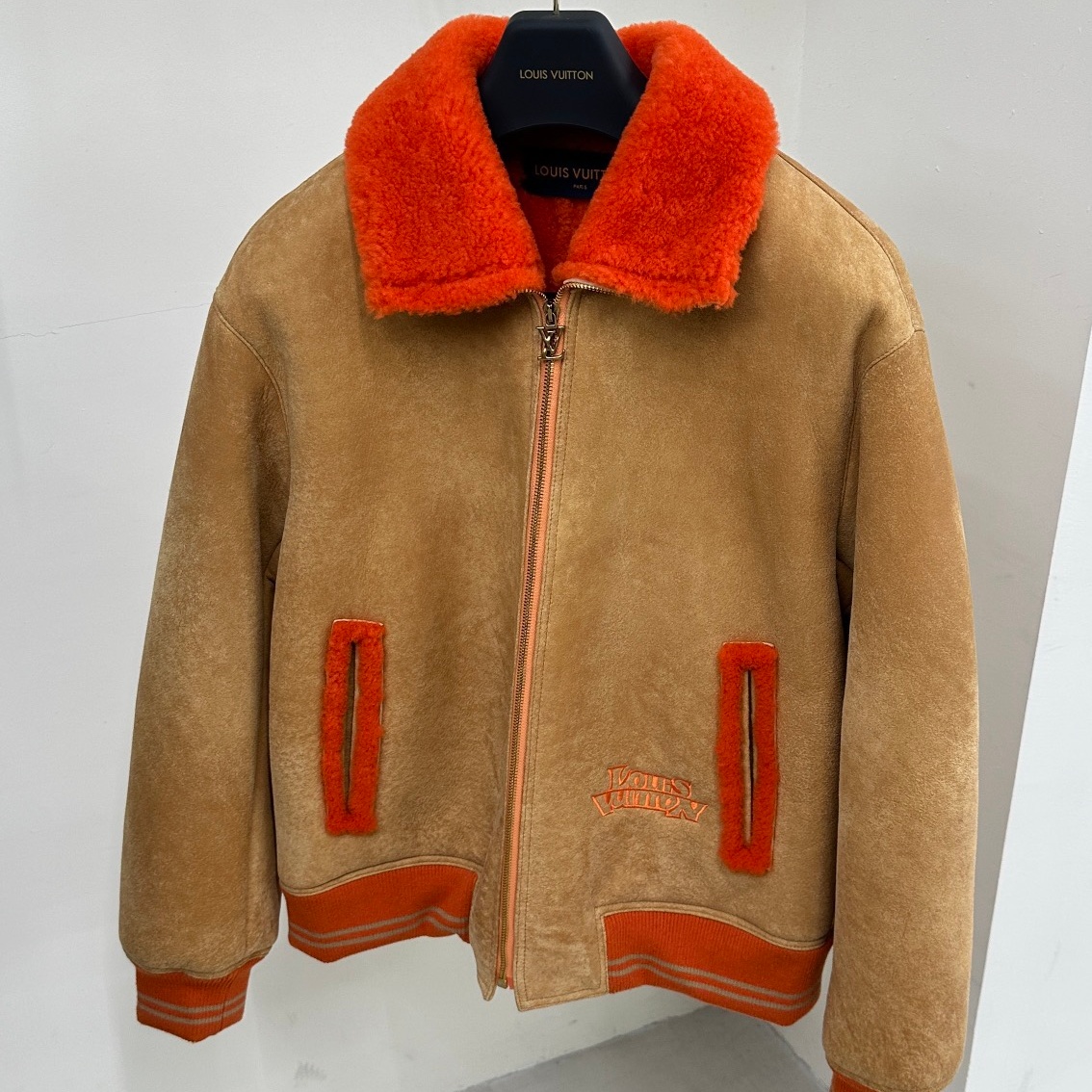 [홍콩명품.LOUIS VUITTON] 루이비통 2025 남성용 모피일체  양가죽코트 LV2109 HD 홍콩명품의류,구매대행,온라인명품