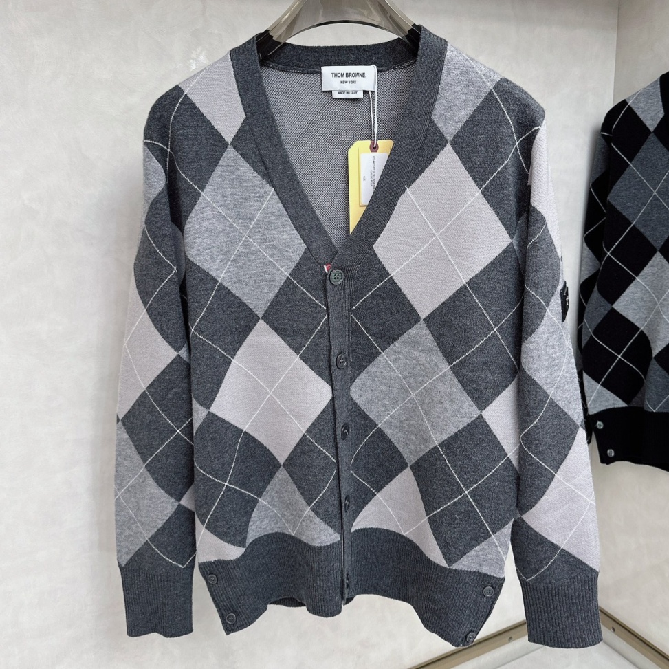 [홍콩명품.THOM BROWNE ] 톰 브라운 2025 남성용 울혼방 가디건 TB1327 PD 홍콩명품의류,구매대행,온라인명품