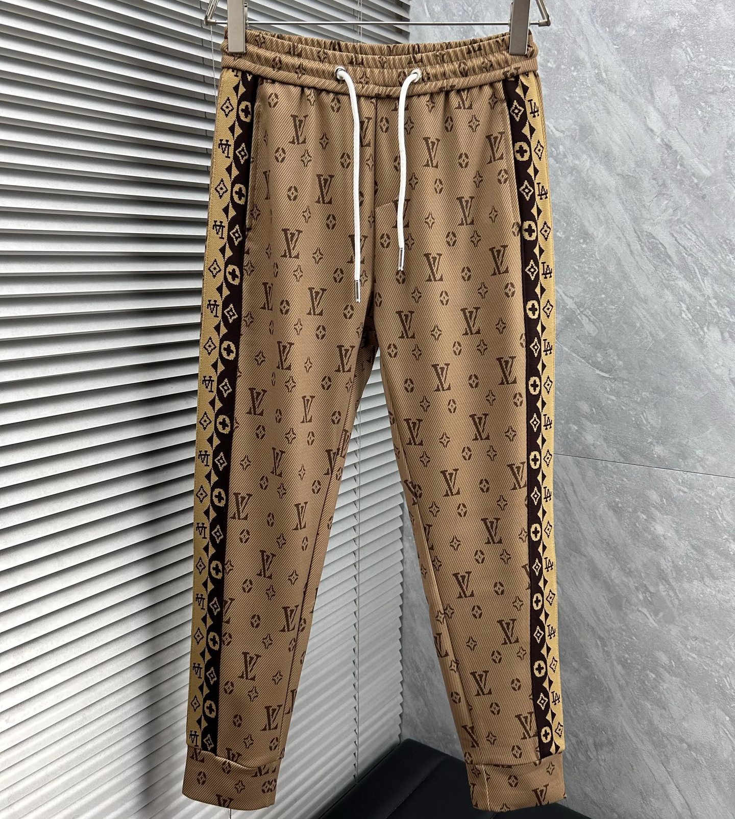 [홍콩명품.LOUIS VUITTON] 루이비통 2025 남성용 추리닝바지 LV2403 PD 홍콩명품의류,구매대행,온라인명품