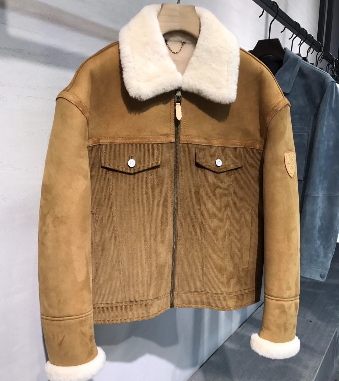 [홍콩명품.LOUIS VUITTON] 루이비통 2025 남성용 모피일체 양가죽코트 LV2418 HD 홍콩명품의류,구매대행,온라인명품