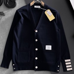 [홍콩명품.THOM BROWNE ] 톰 브라운 2026 남성용 울가디건 TB1384 PD 홍콩명품의류,구매대행,온라인명품