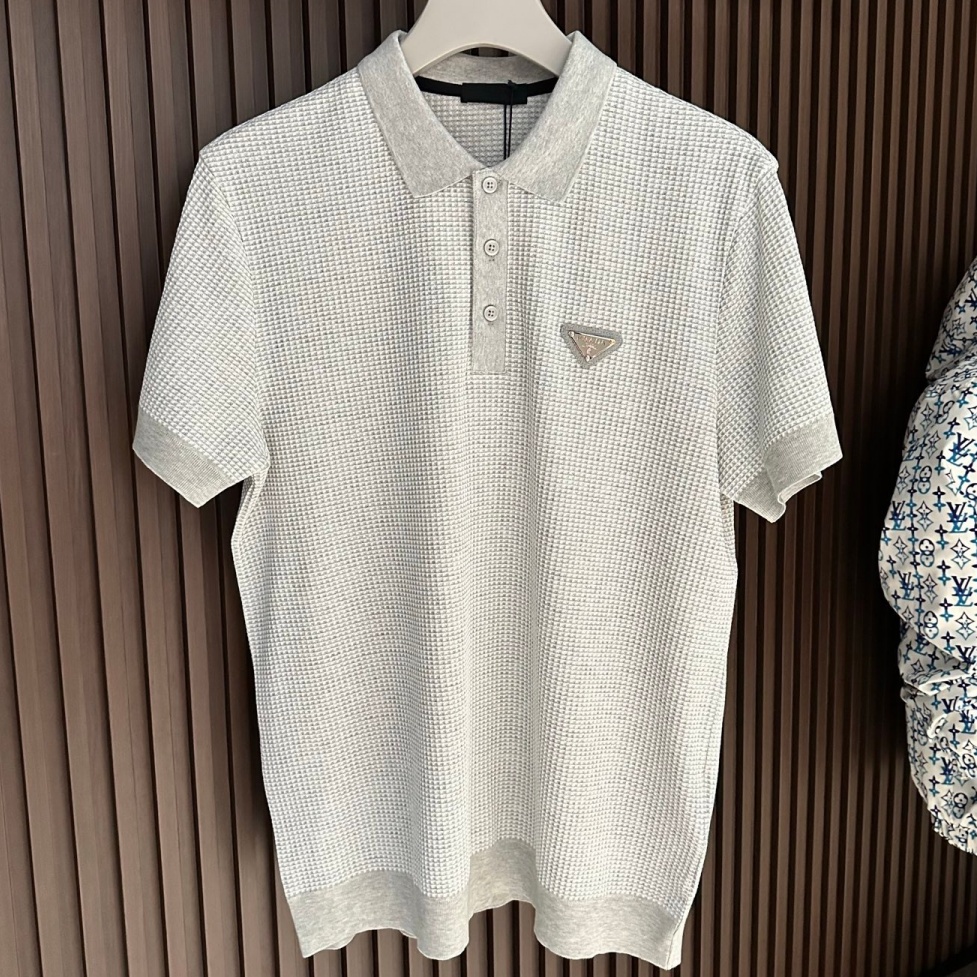 [홍콩명품.PRADA] 프라다 2026 남성용 니트반팔 PD1753 PD 홍콩명품의류,구매대행,온라인명품