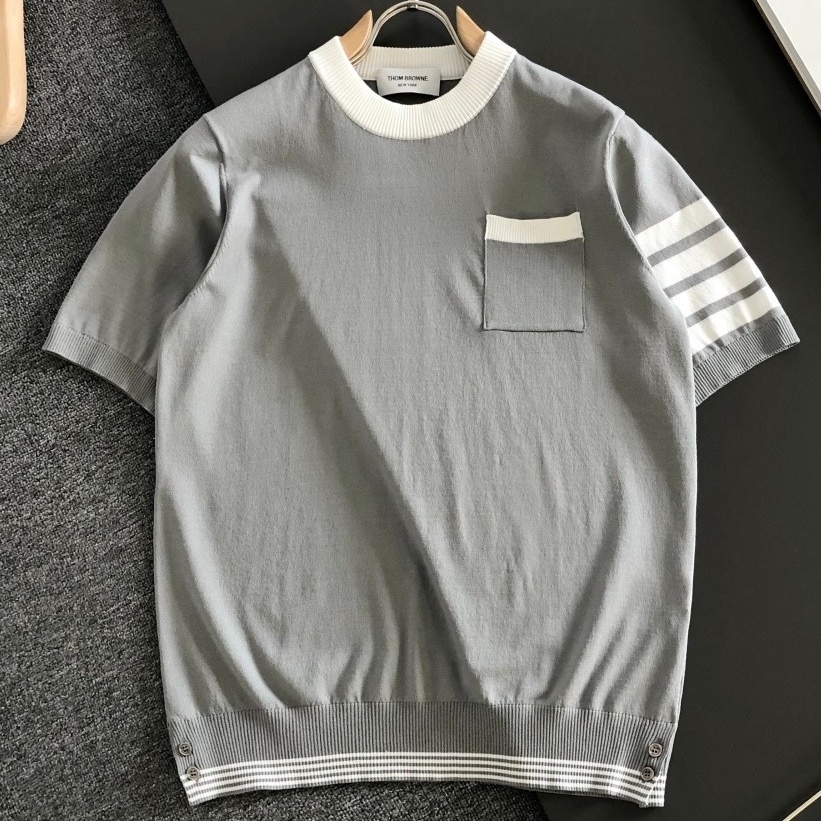 [홍콩명품.THOM BROWNE ] 톰 브라운 2026 남성용 니트반팔 TB1405 PD 홍콩명품의류,구매대행,온라인명품