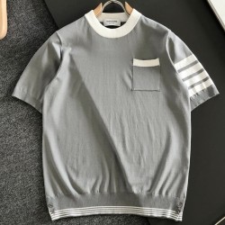 [홍콩명품.THOM BROWNE ] 톰 브라운 2026 남성용 니트반팔 TB1405 PD 홍콩명품의류,구매대행,온라인명품