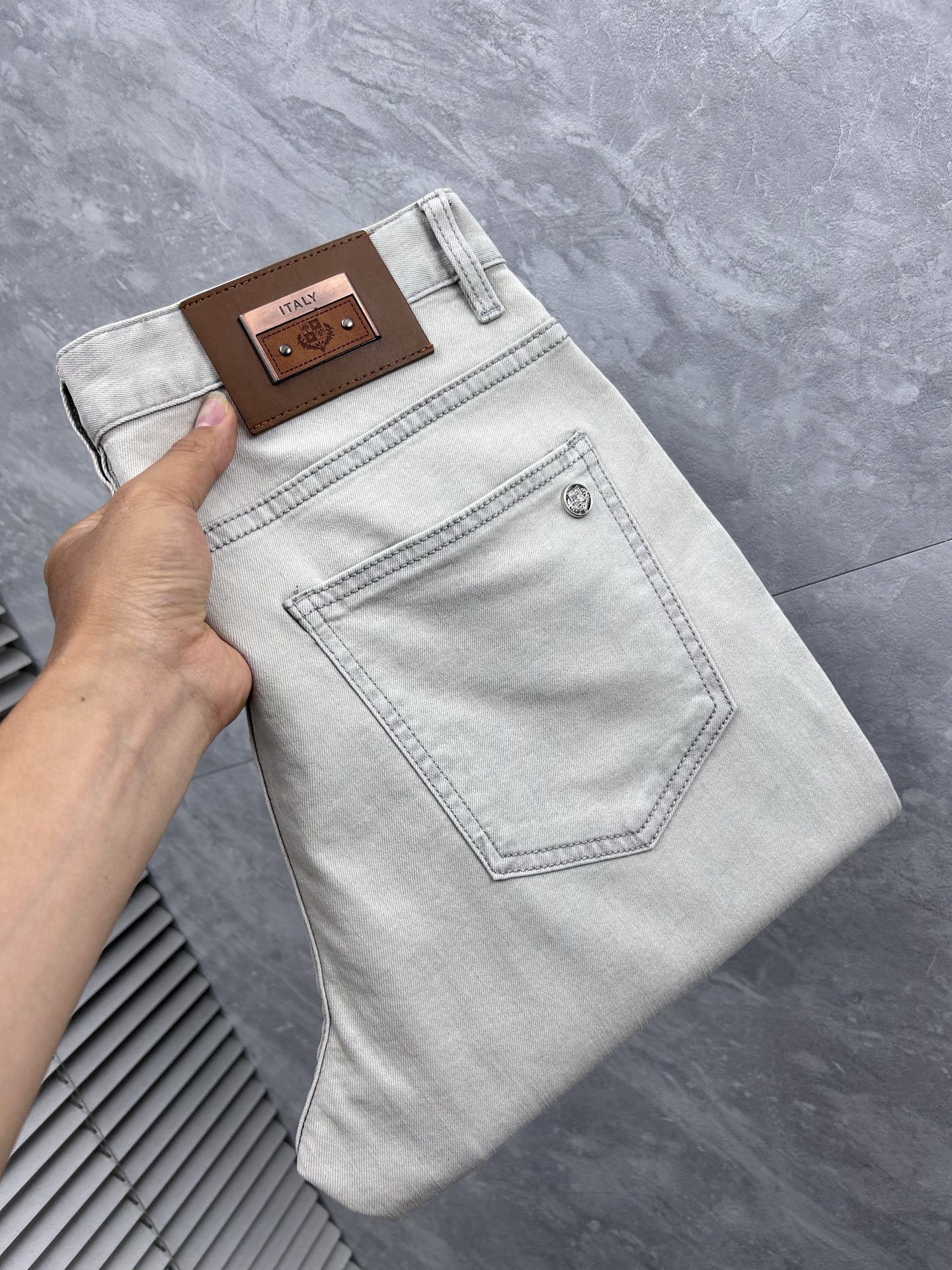 [홍콩명품.BRUNELLO CUCINELLI]브루넬로 쿠치넬리 2026 남성용 바지 BL1522 HD  홍콩명품의류,구매대행,온라인명품